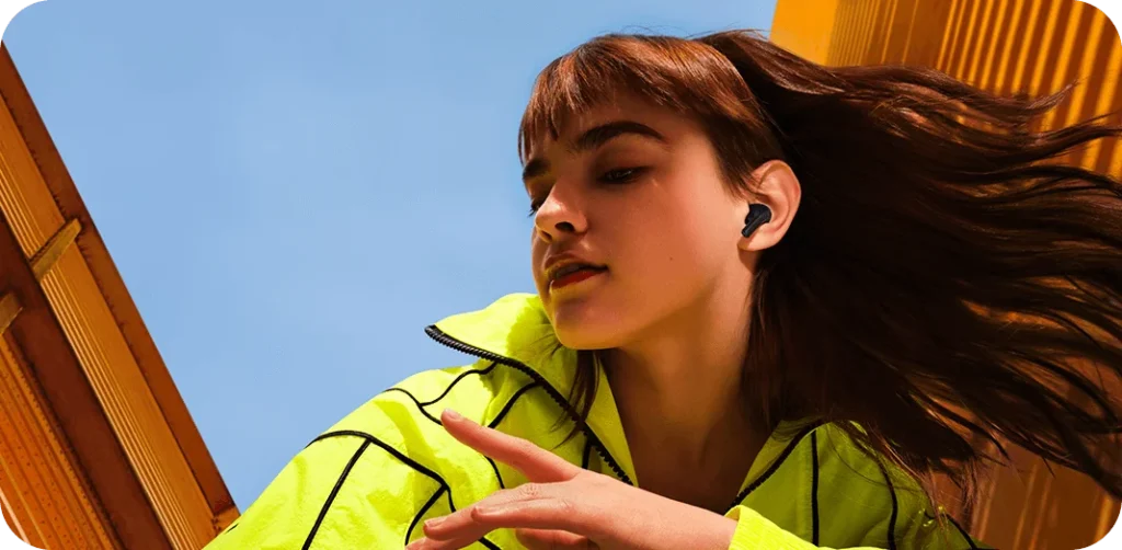 Redmi Buds 4 Active, 28 saat pil ömrü, Bluetooth 5.3 ve IPX4 suya dayanıklılığı ile kablosuz müzik keyfi ve konfor sunar.